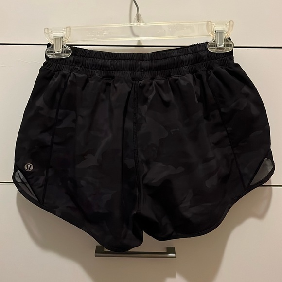 Lululemon camo Hotty hot 2.5 shorts - Picture 1 of 3